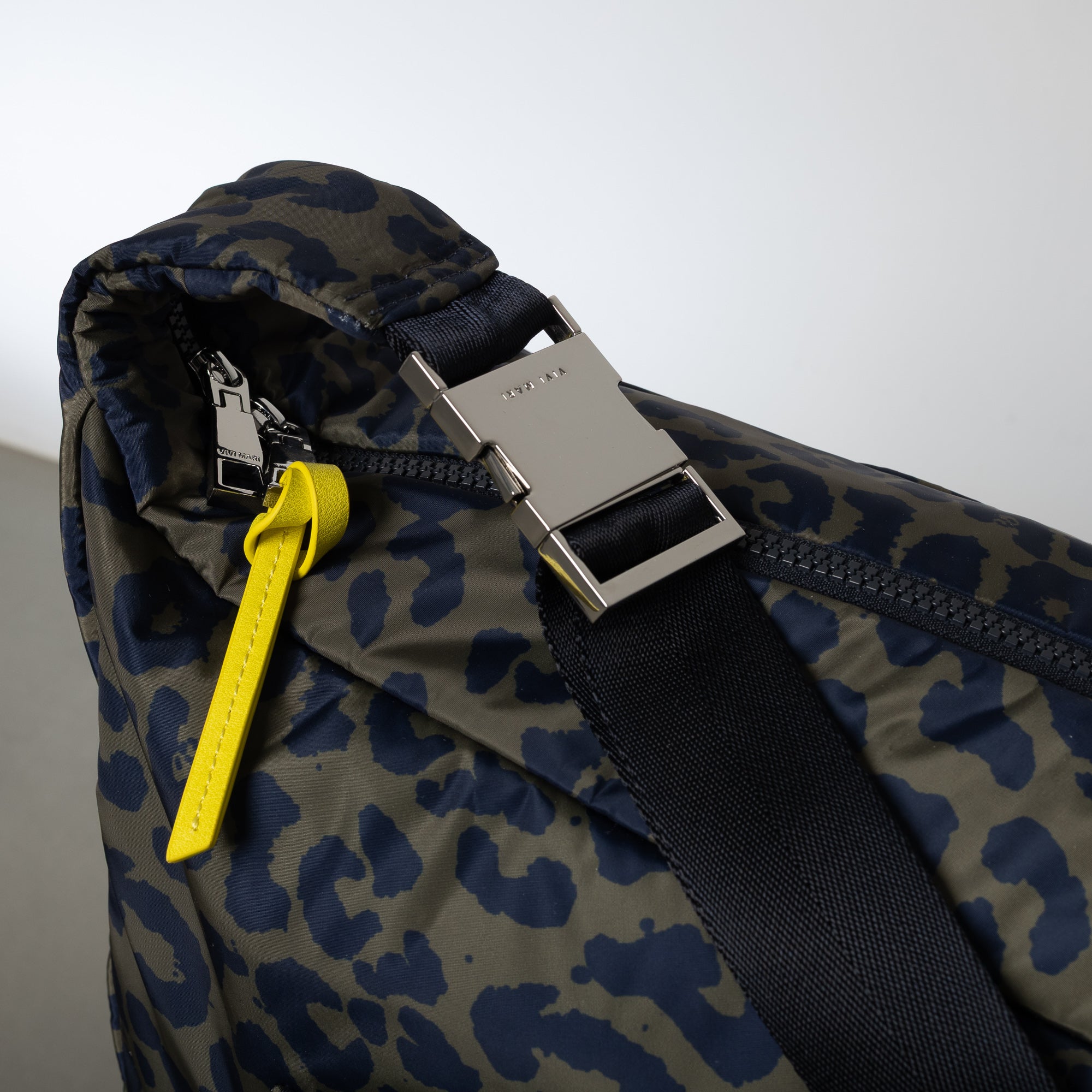 Padded Hip Bag oversized - leo splashes navy/olive - VIVI MARI