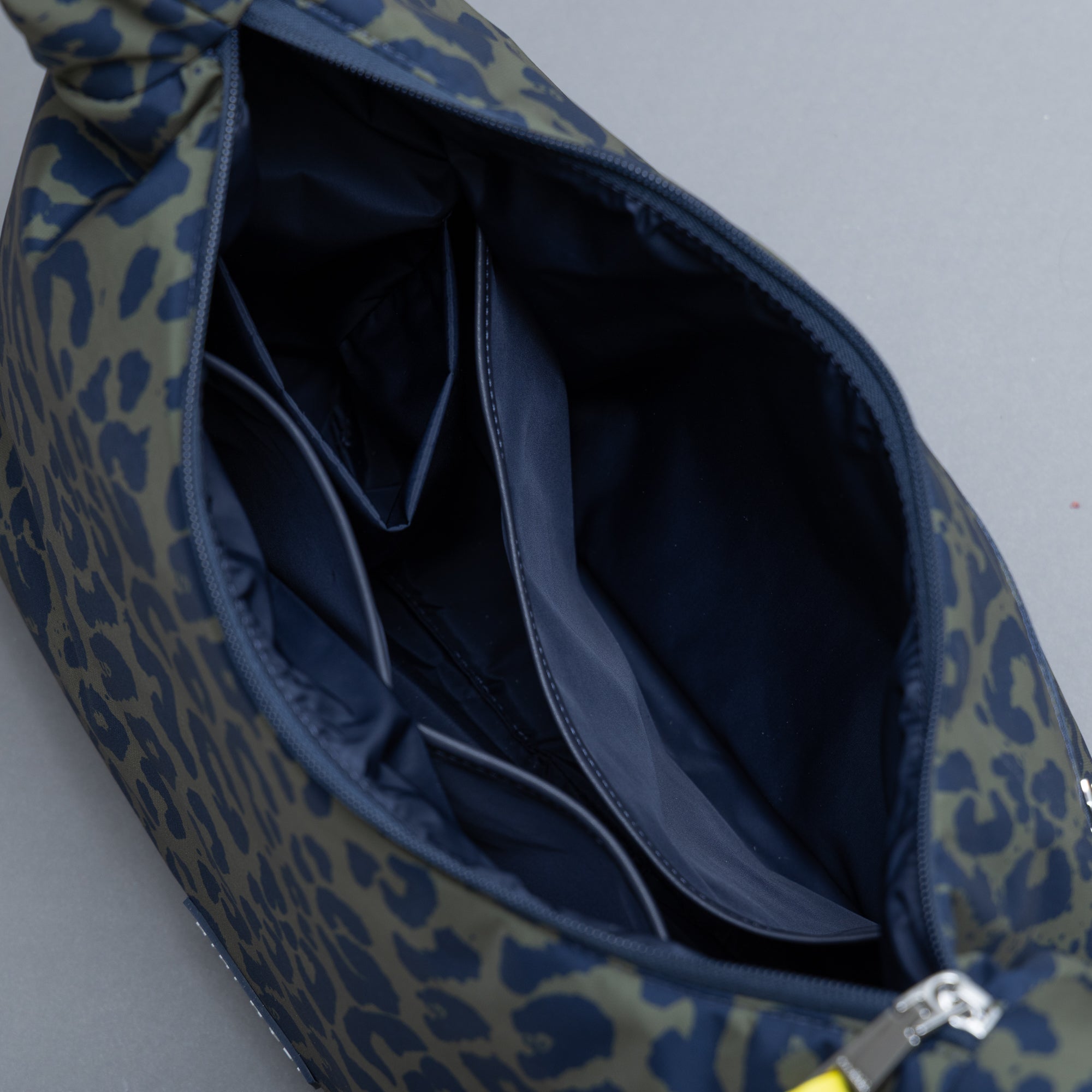 Buckle Bag medium - leo splashes navy/olive - VIVI MARI