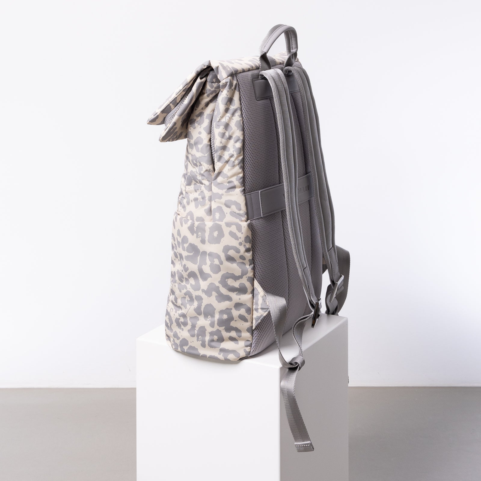 Padded Backpack medium - leo splashes grey/sand - VIVI MARI