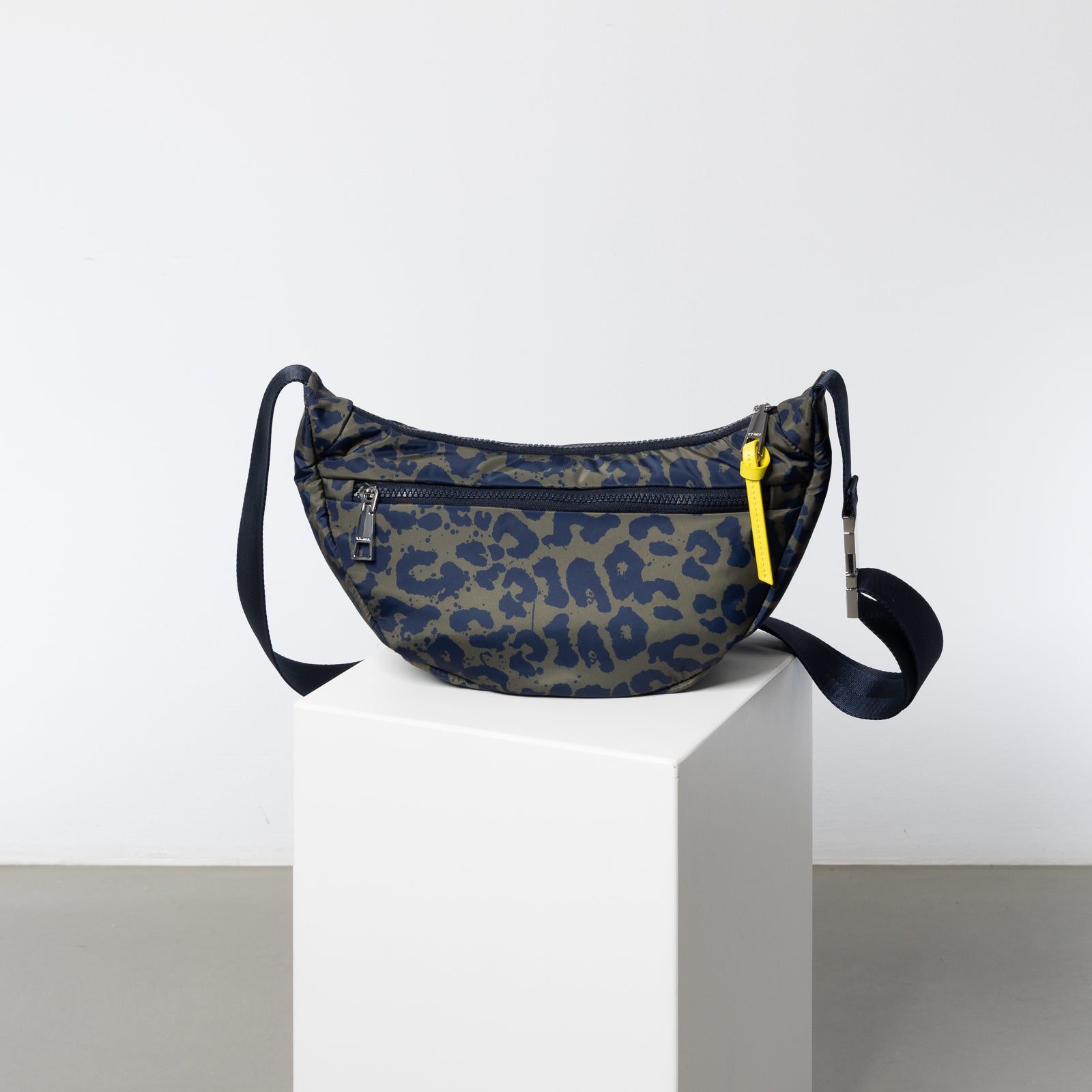 Padded Hip Bag medium - leo splashes navy/olive - VIVI MARI