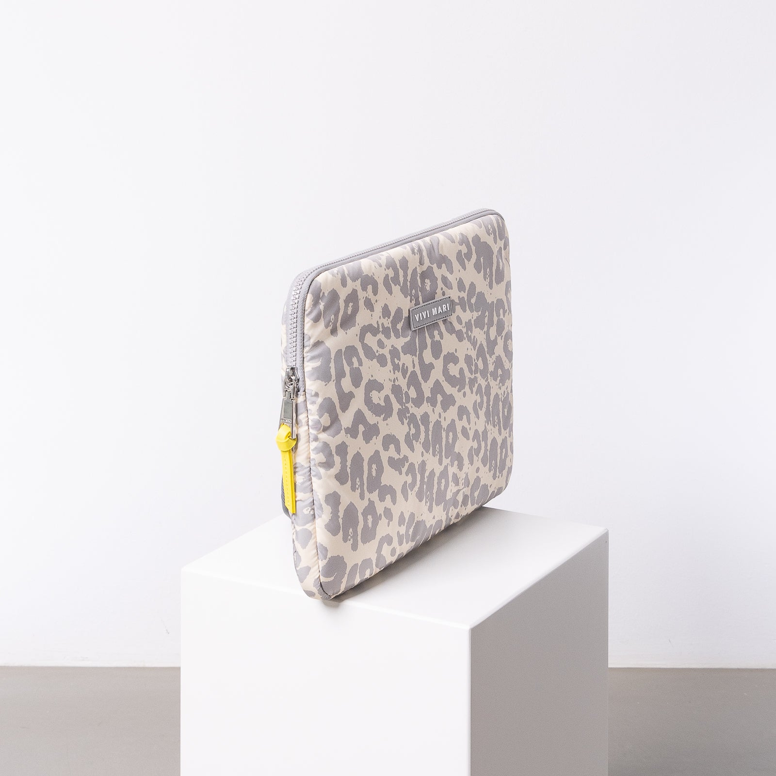 Padded Laptop Sleeve 13"/14" - leo splashes grey/sand - VIVI MARI