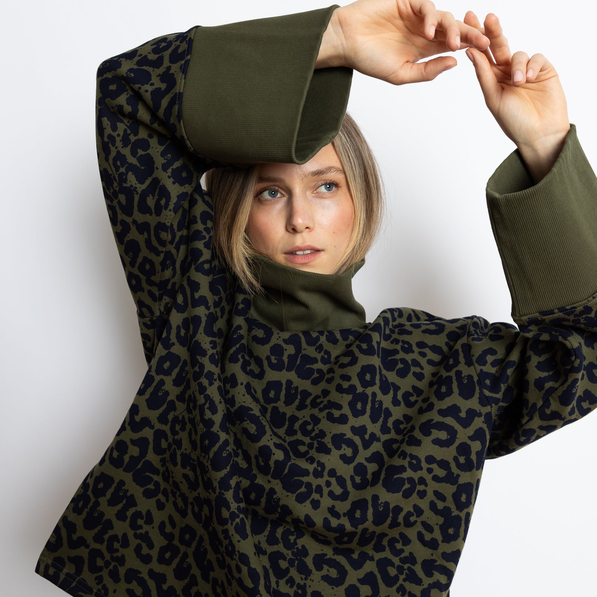 Sweatshirt turtle neck - leo splashes navy/olive - VIVI MARI