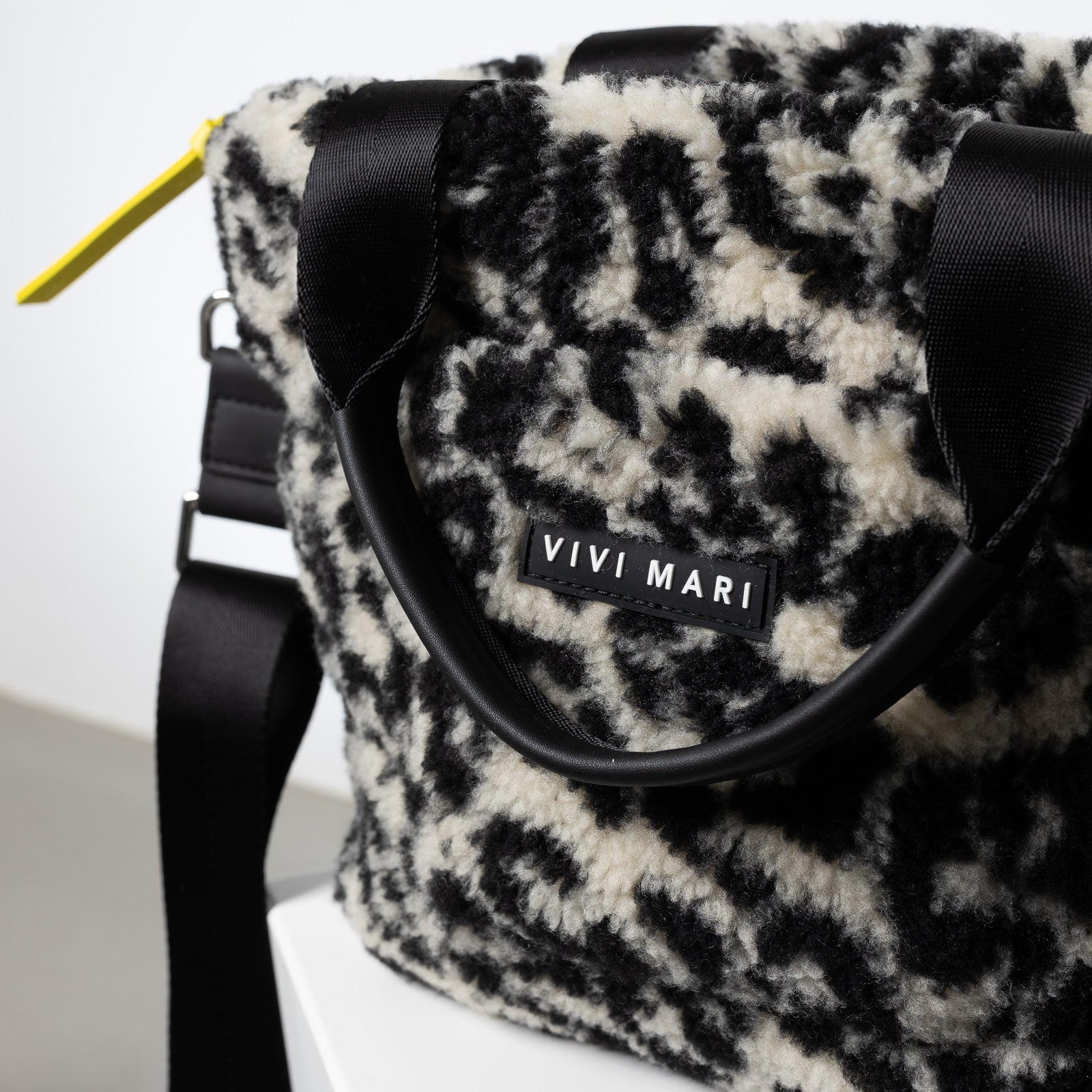 Teddy Tote Bag small + strap basic woven slim - leo splashes black/sand - VIVI MARI