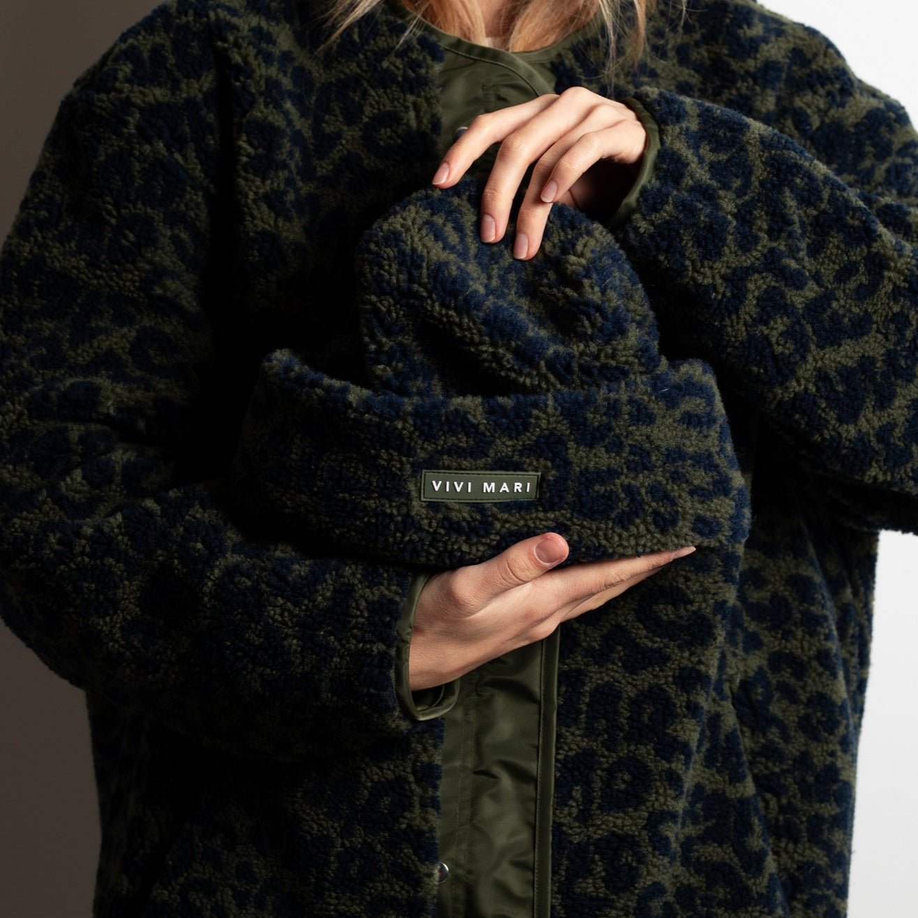 Beanie Teddy - leo navy/olive - VIVI MARI